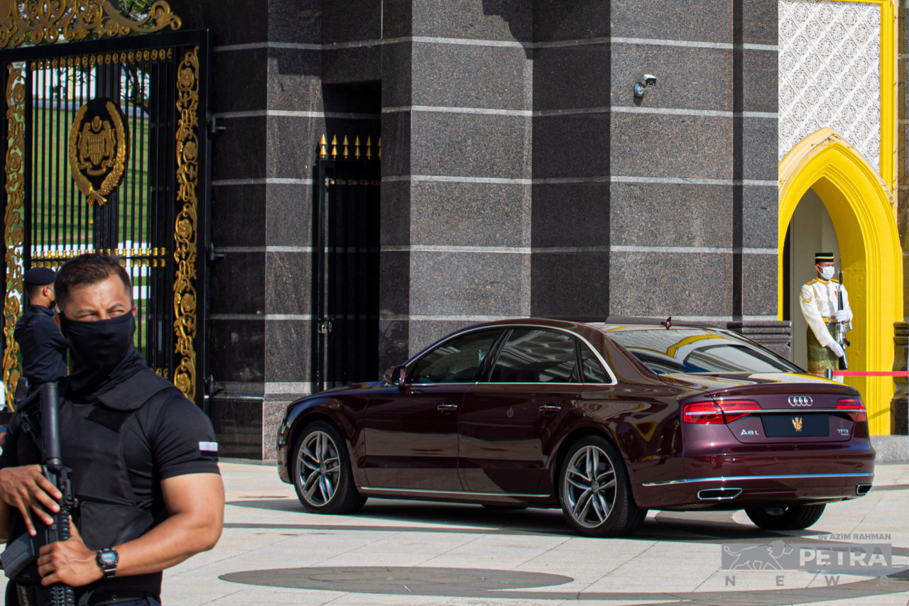 At 9.40am, a vehicle bearing the royal standard of the Sultan of Johor enters the compound of Istana Negara. – AZIM RAHMAN/The Vibes pic, November 24, 2022