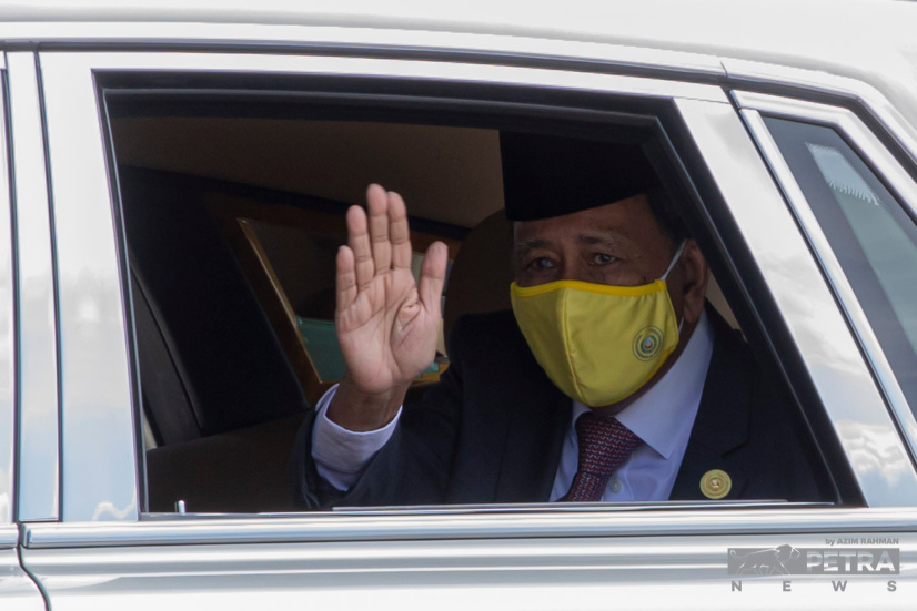 Sultan of Kedah Sultan Al-Aminul Karim Sultan Sallehuddin Sultan Badlishah waves to press members waiting outside Gate 1 as he enters the palace in a silver Rolls Royce at 10.50am. – AZIM RAHMAN/The Vibes pic, November 24, 2022