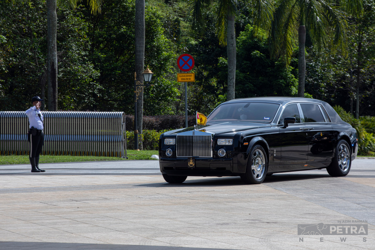 Sultan of Selangor Sultan Sharafuddin Idris Shah arrives at the palace with his entourage at 10.45am. – AZIM RAHMAN/The Vibes pic, November 24, 2022