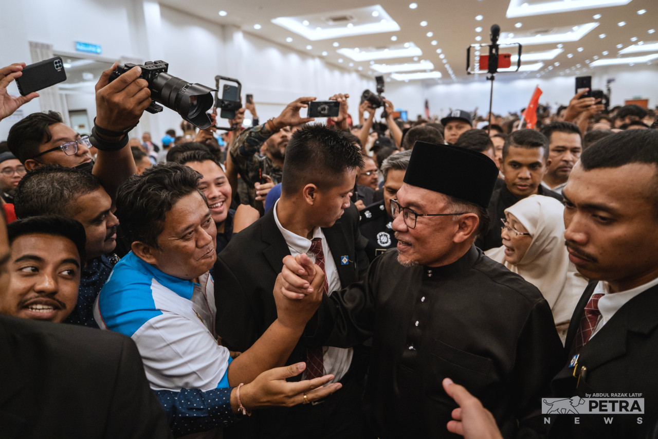 Academician Azeem Ibrahim notes that Datuk Seri Anwar Ibrahim’s politics are shaped around a vision of a kind of multiethnic, globally aware Islam, and that he is indeed a ‘proud Malay and a proud Muslim’. – ABDUL RAZAK LATIF/The Vibes pic, December 12, 2022