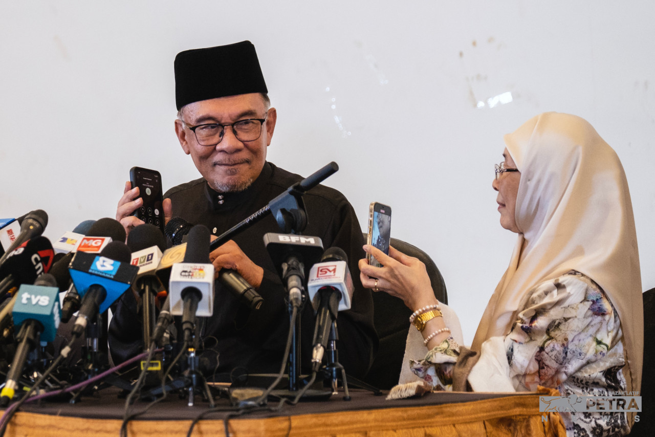 When Datuk Seri Anwar Ibrahim was imprisoned, his wife Datuk Seri Dr Wan Azizah Wan Ismail (right) stood in for him and embodied his cause with an authenticity and ferocity that saw her become Malaysia’s first ever female opposition leader. – ABDUL RAZAK LATIF/The Vibes pic, November 28, 2022