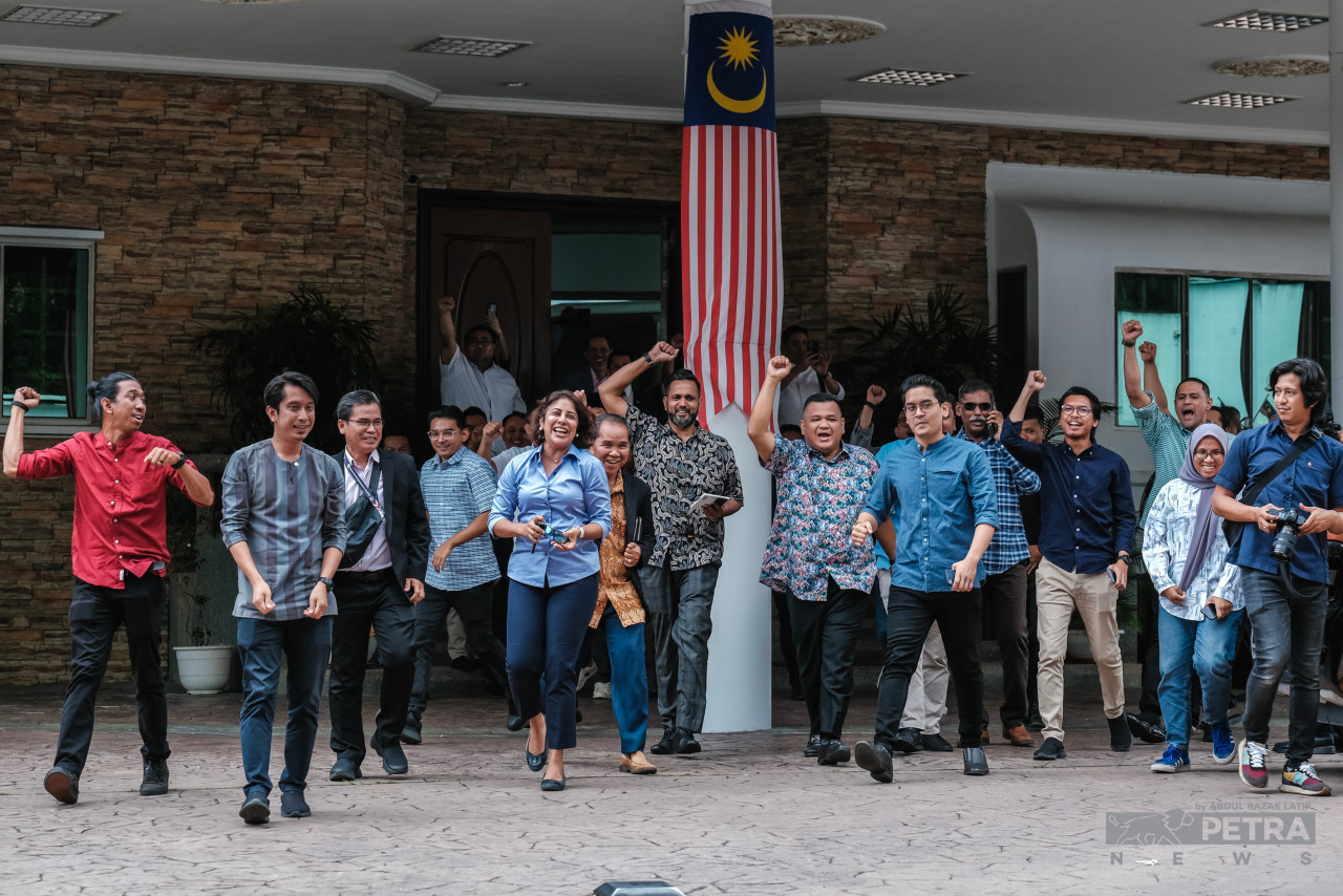Several Pakatan Harapan supporters and party members celebrate outside Datuk Seri Anwar Ibrahim’s office in Petaling Jaya, following the king’s consenting of his appointment as Malaysia’s 10th prime minister. – ABDUL RAZAK LATIF/The Vibes pic, November 24, 2022