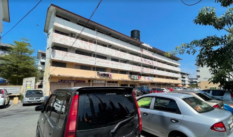 Tg Aru Assemblyman Datuk Junz Wong says LPPB should not worsen the situation and leave the 315 tenants of the Rumah Pangsa Tg Aru low-cost flats hanging without a clear solution. – The Vibes pic, February 4, 2022