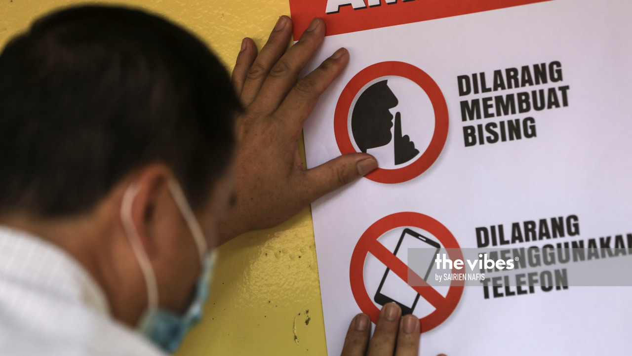 A poster on the etiquette to observe at polling stations is put up at SK Pukak. – The Vibes pic, September 25, 2020