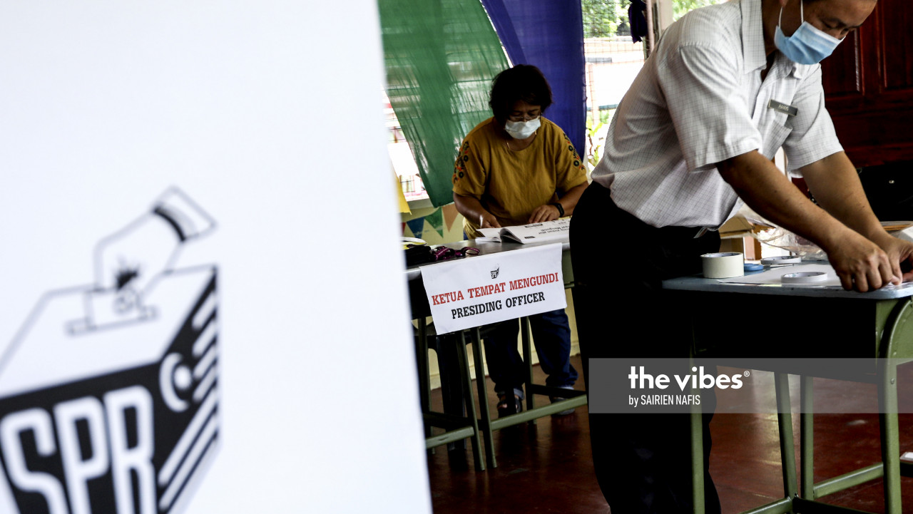 EC workers making sure everything is in order ahead of the Sabah vote. – The Vibes pic, September 25, 2020