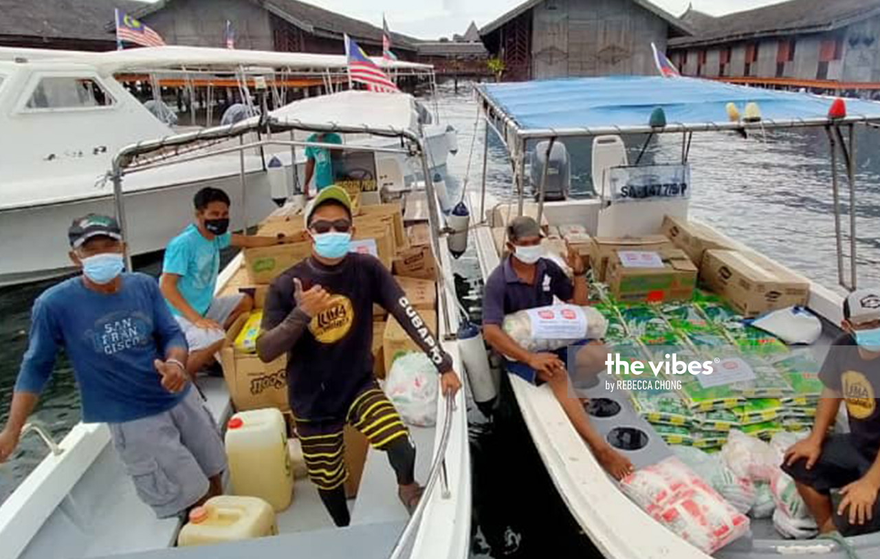  Semporna Heroes’ Aminor Azmi Abdul Latip’s team distributing food assistance to villagers in Selakan island. – The Vibes pic, October 26, 2020  
