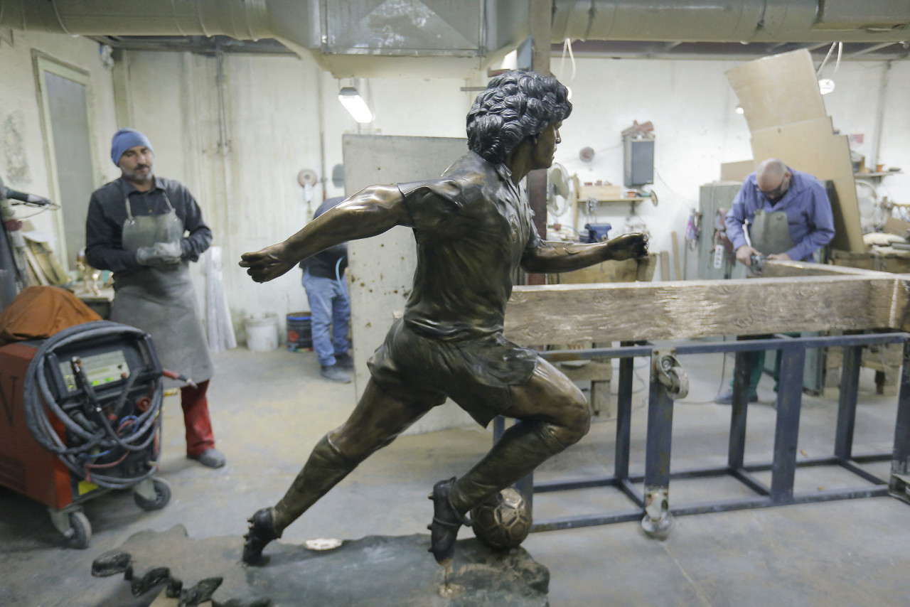 A life-size bronze statue of late Argentine football legend Diego Maradona by Italian sculptor Domenico Sepe will be installed today on the first-year anniversary of his death in front of the Diego Armando Maradona stadium in Naples to celebrate the ‘eternal’ link between the Italian city and the ‘Pibe de Oro’ (Golden Kid). – AFP pic, November 25, 2021
