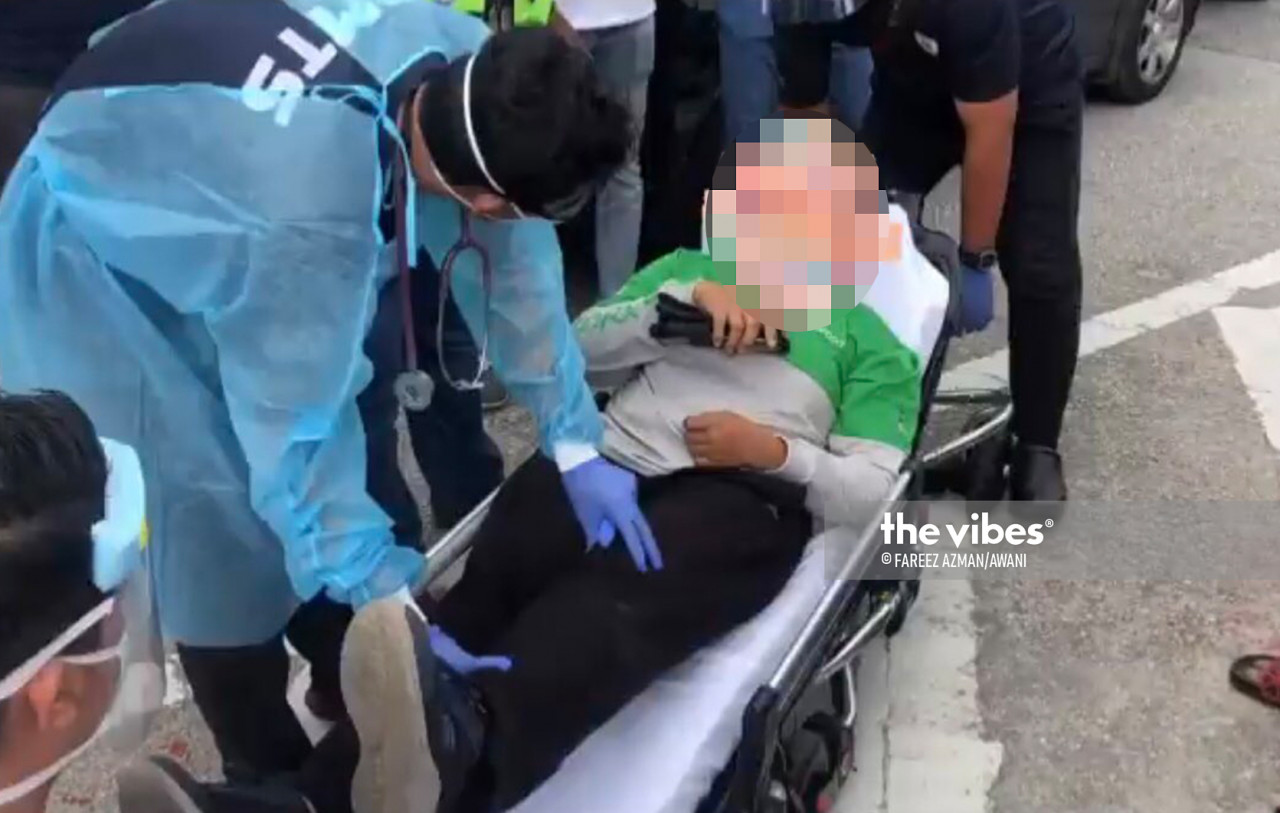 The GrabFood rider suffered injuries to several parts of the body and was taken to Sg Buloh Hospital for treatment. – FAREEZ AZMAN/AWANI pic, December 25, 2020