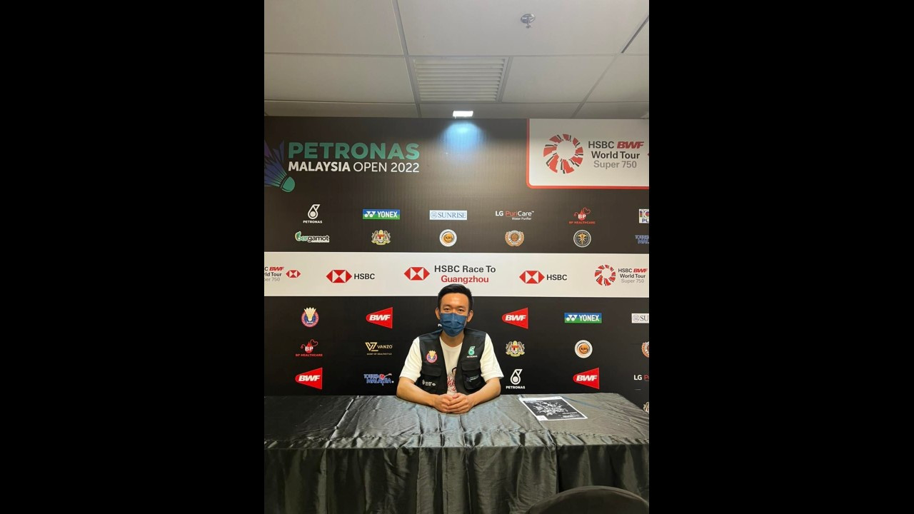 It is understood that Lek Gor is not attached to any media organisation or with BAM or with the Badminton World Federation (BWF), but he was seen wearing the official BAM vest and roam free in the media's mixed zone. – 叻哥频道 Channel 666（Main) Facebook pic, July 27, 2022