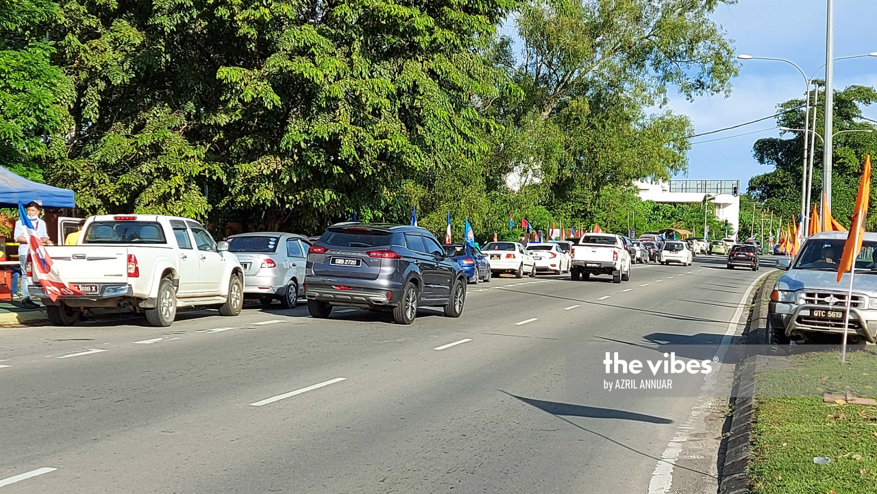Kapayan is packed with cars parked by the roadside as voters head out to cast their ballots. – The Vibes pic, September 26, 2020
