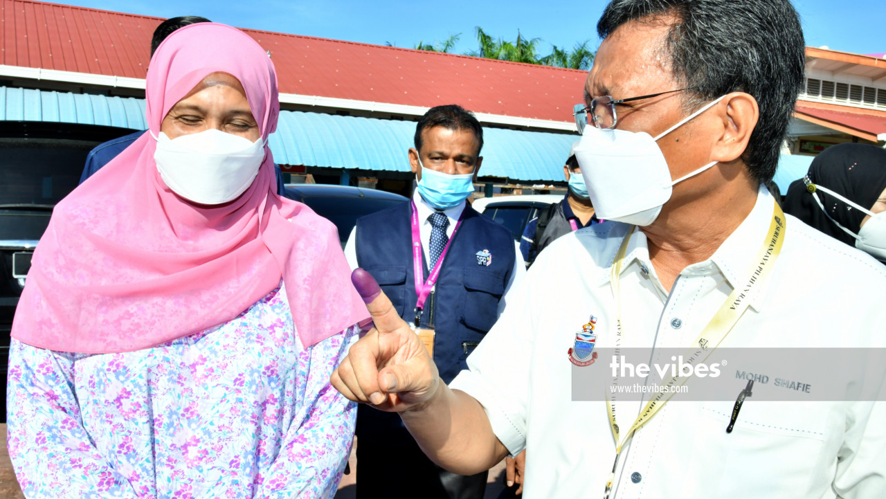 Caretaker chief minister Datuk Seri Mohd Shafie Apdal showing the indelible ink on his finger after voting. – The Vibes pic, September 26, 2020