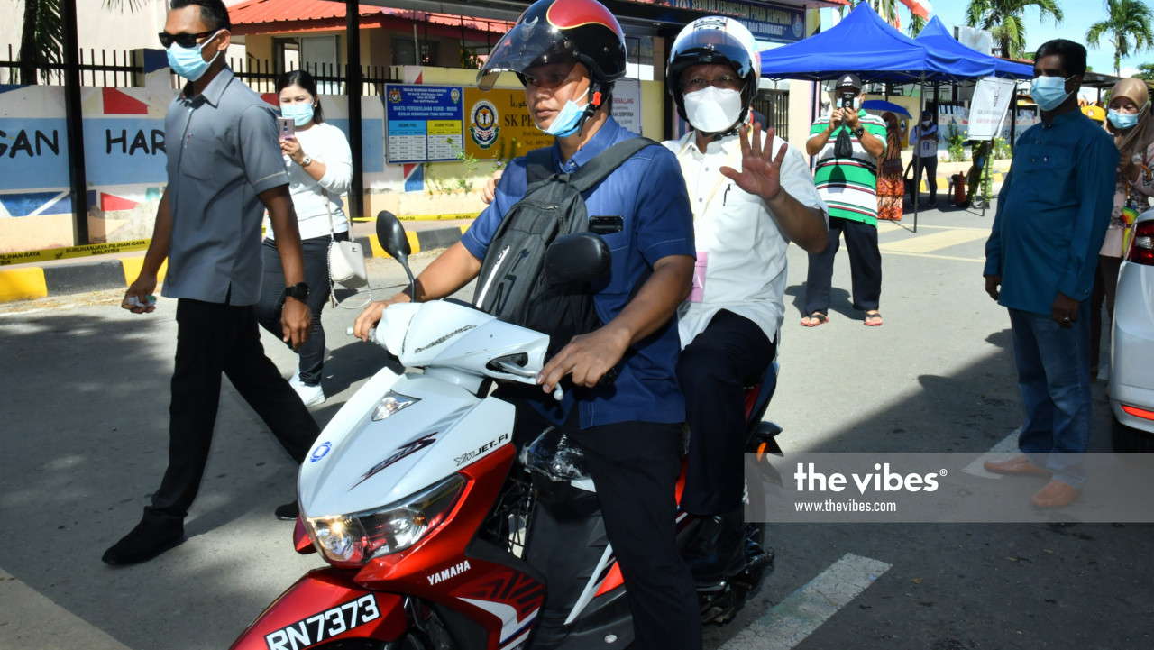 Caretaker Sabah Chief Minister Datuk Seri Mohd Shafie Apdal visiting other polling stations in Semporna town. – The Vibes pic, September 26, 2020