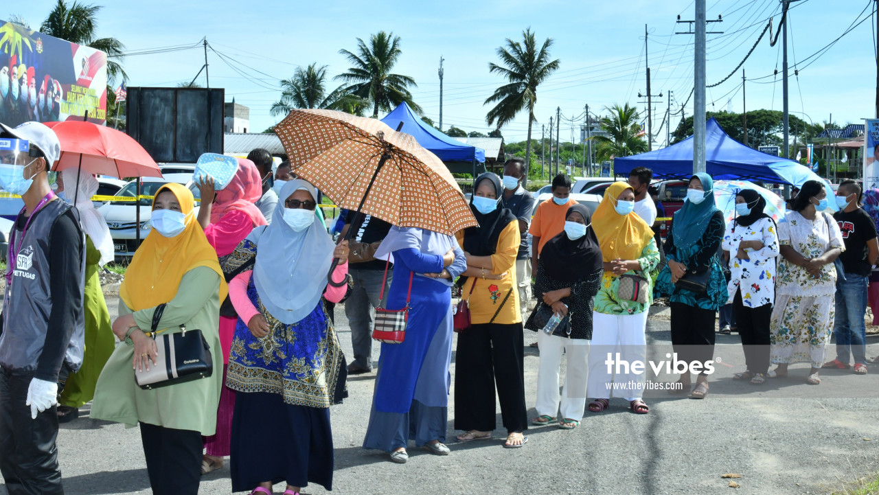 Lines are long at Sekolah Agama Negeri Pekan Semporna. – The Vibes pic, September 26, 2020