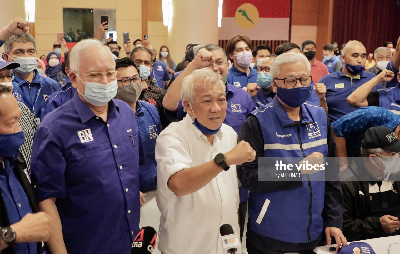 Datuk Seri Bung Moktar Radin (centre), Datuk Seri Najib Razak, Datuk Seri Ismail Sabri Yaakob and the other GRS leaders jubilant from their win. – ALIF OMAR/The Vibes, September 26, 2020