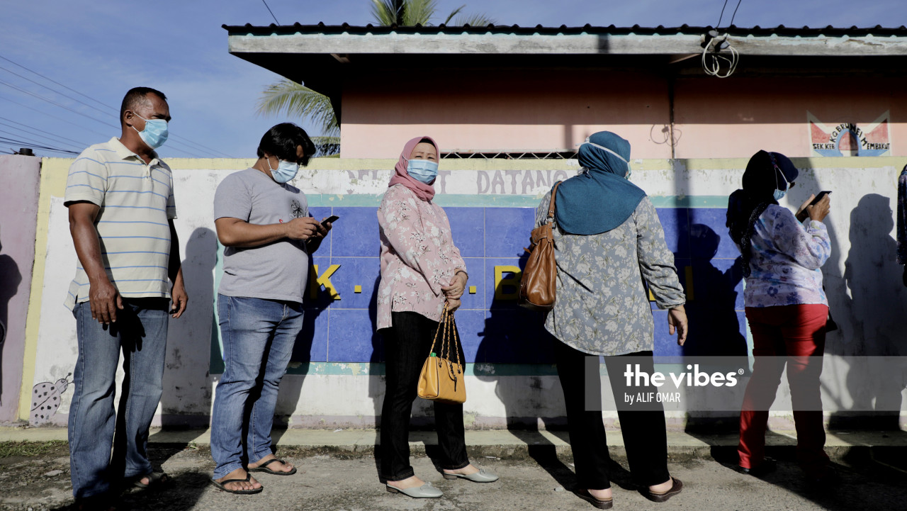 Voters lining up to cast their ballots in Membakut. – ALIF OMAR/ The Vibes, September 26, 2020