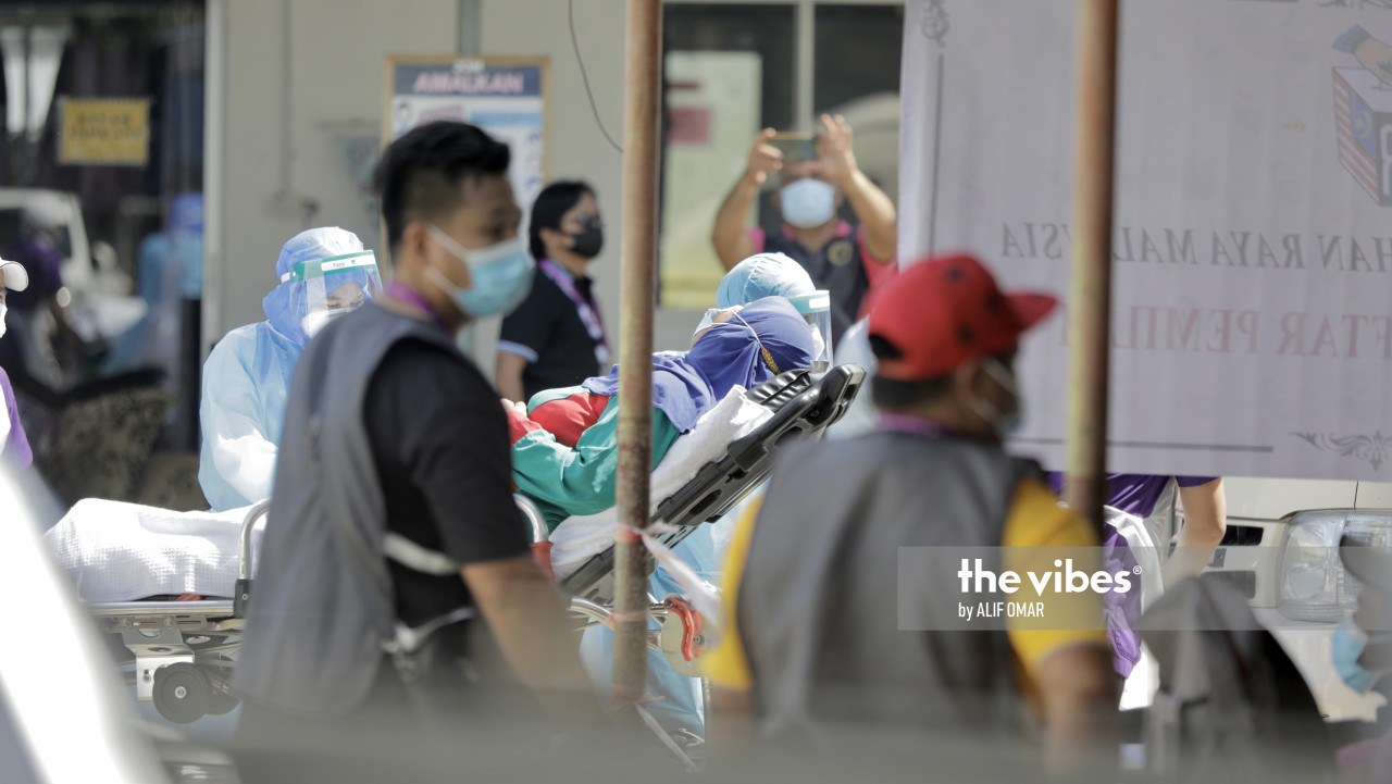 A voter in Sekolah Kg Brunei, Membakut fainted while waiting in line. – ALIF OMAR/ The Vibes, September 26, 2020