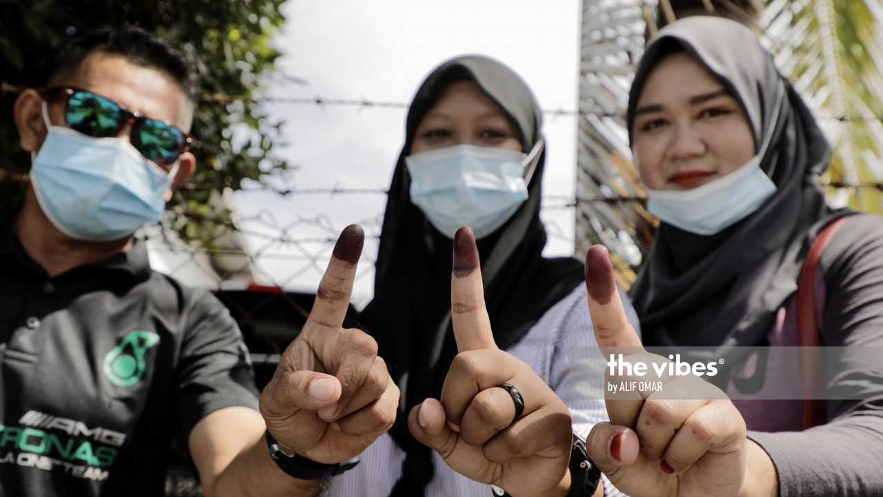 Voters showing their inked finger after casting their ballots in Membakut. – ALIF OMAR/ The Vibes, September 26, 2020