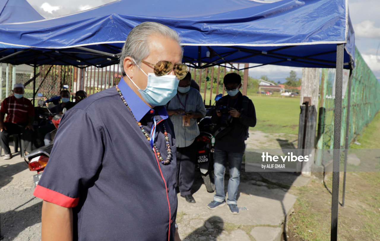 PCS president Datuk Seri Anifah Aman, who is in a four-way battle for the Bongawan state seat, arrives at the SK Kg Brunei polling centre this afternoon. – The Vibes pic, September 26, 2020