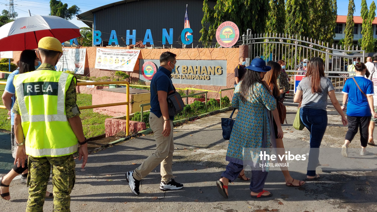 Authorities seem to have the crowd adhering to health SOPs at SMK Bahang, Kepayan. – The Vibes pic, September 26, 2020