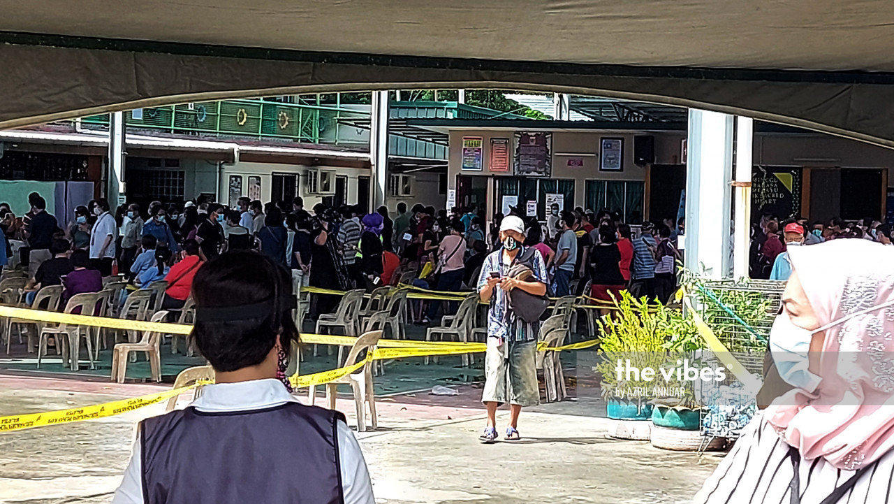 It’s a sizeable crowd at SK Sacred Heart in Kota Kinabalu. – The Vibes pic, September 26, 2020