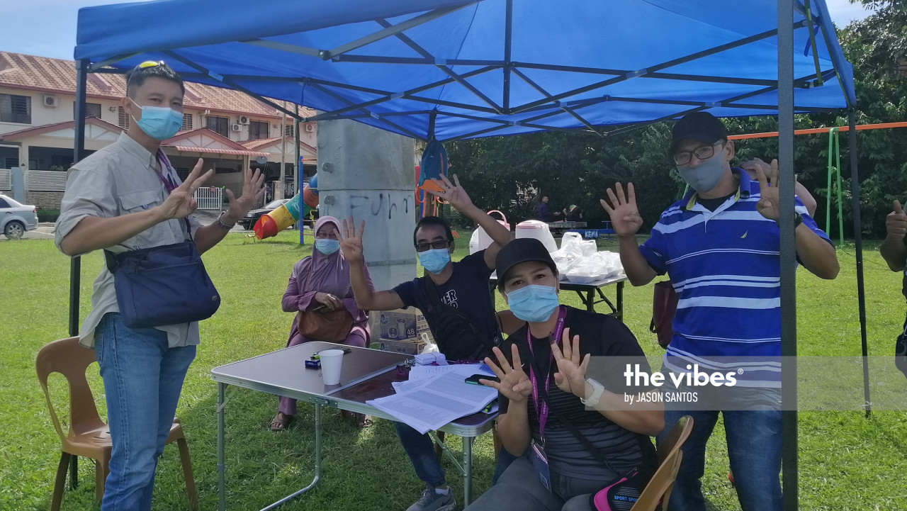 These people at SK Kolombong in Inanam say are election observers trying to assist voters to their voting channel. – The Vibes pic, September 26, 2020
