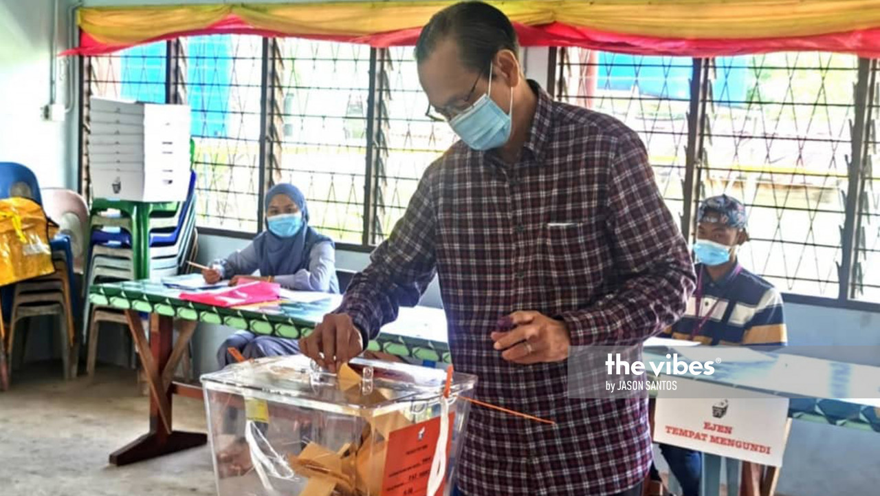 Former Sabah chief minister Tan Sri Chong Kah Kiat votes at SMK Kudat. – The Vibes pic, September 26, 2020