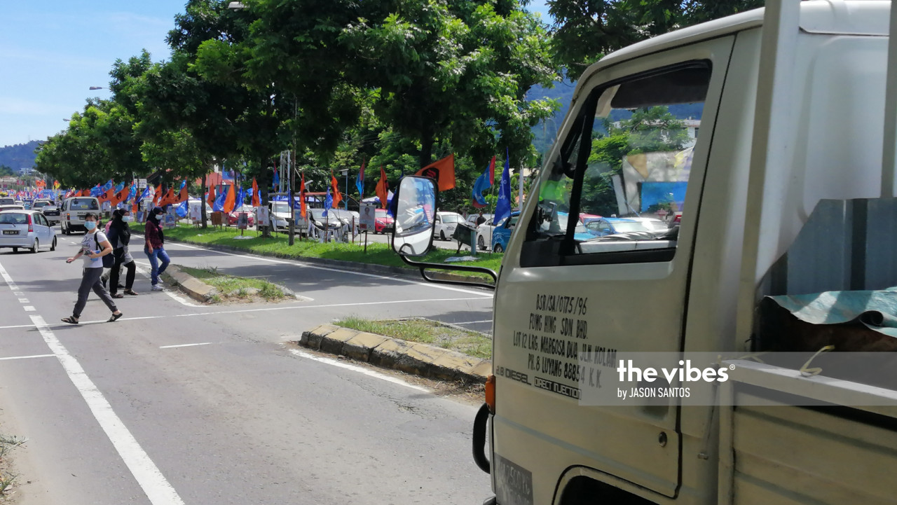 Voters crossing Jalan Inanam-Menggatal to get to SK Darau despite heavy traffic. – The Vibes pic, September 26, 2020