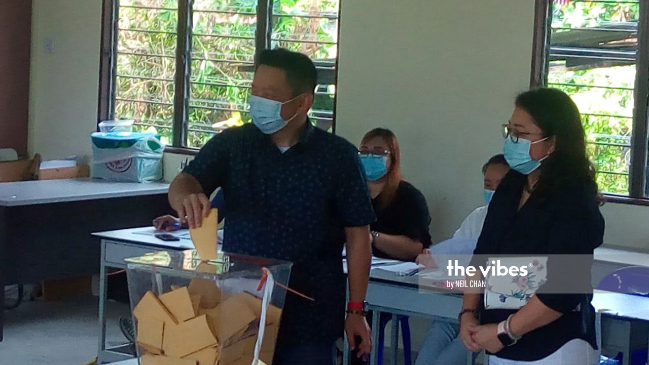 Moyog Warisan candidate Datuk Darell Leiking votes at SK Sugud. – The Vibes pic, September 26, 2020