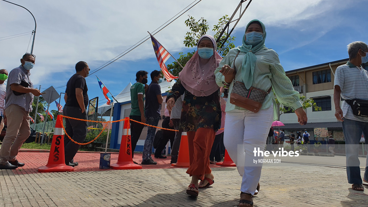 It’s a long wait under the hot sun for voters at SK Sembulan. – The Vibes pic, September 26, 2020