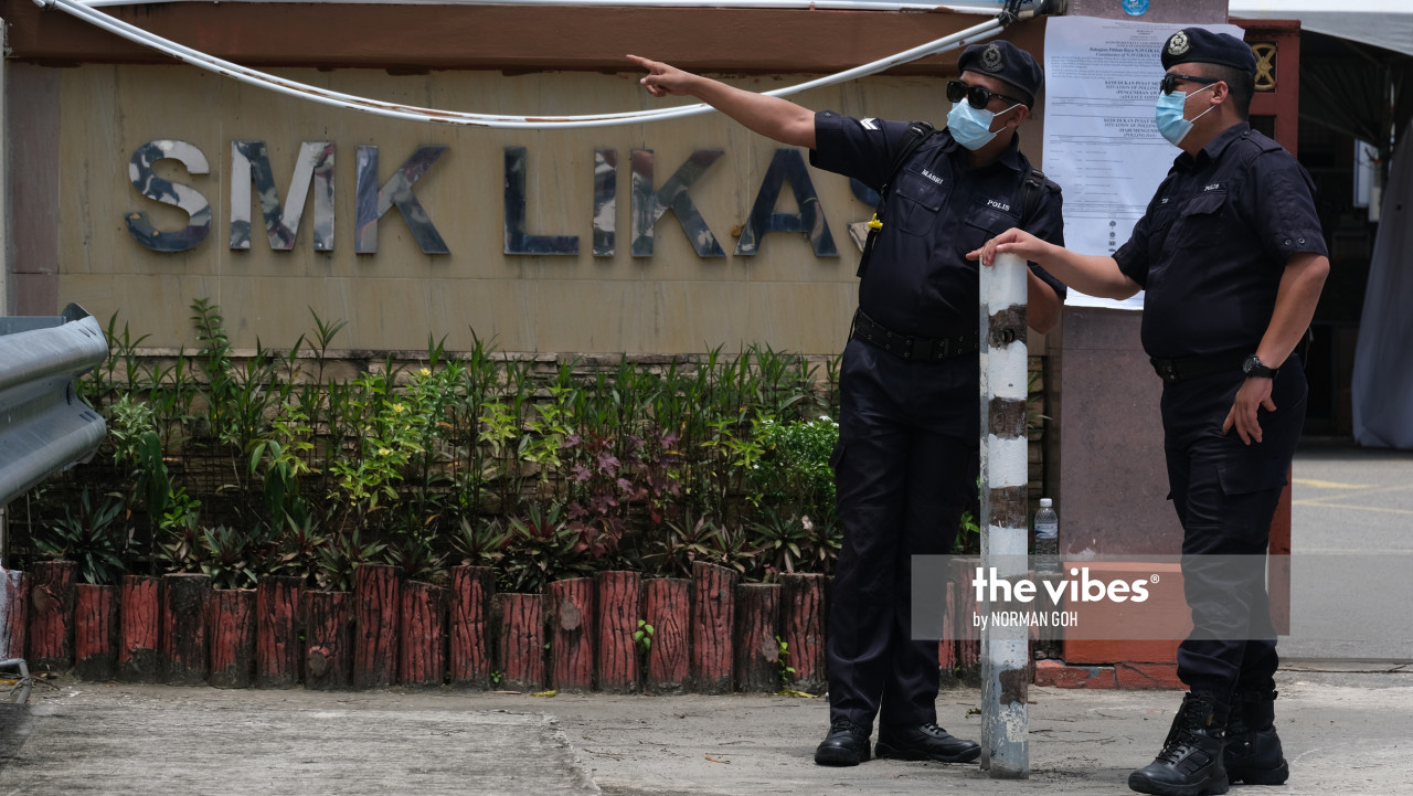 Police at SMK Likas say number of voters started slowing down by noon. – The Vibes pic, September 26, 2020