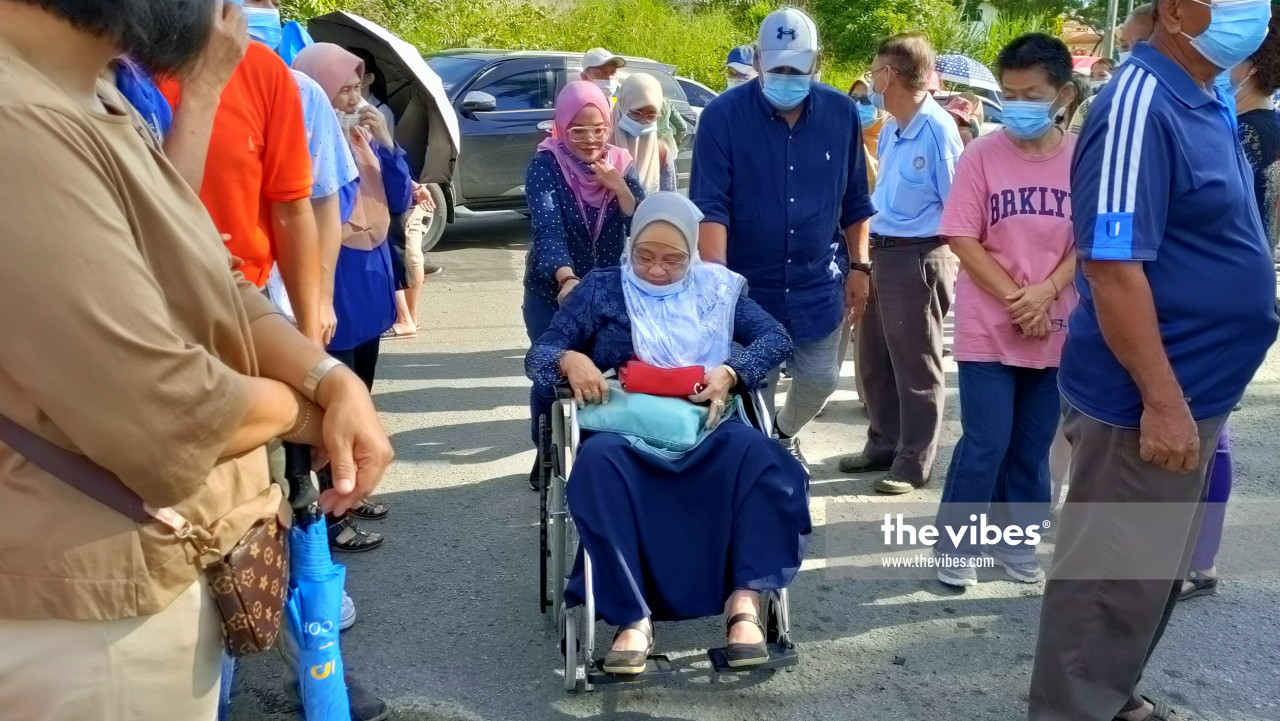 Former Sekong rep for three terms Datuk Samsudin Yahya (right) accompanies BN candidate Hazulizah Mohd Dani (left) and her mother (wheelchair-bound) to SMAK Tun Juhar. – The Vibes pic, September 26, 2020