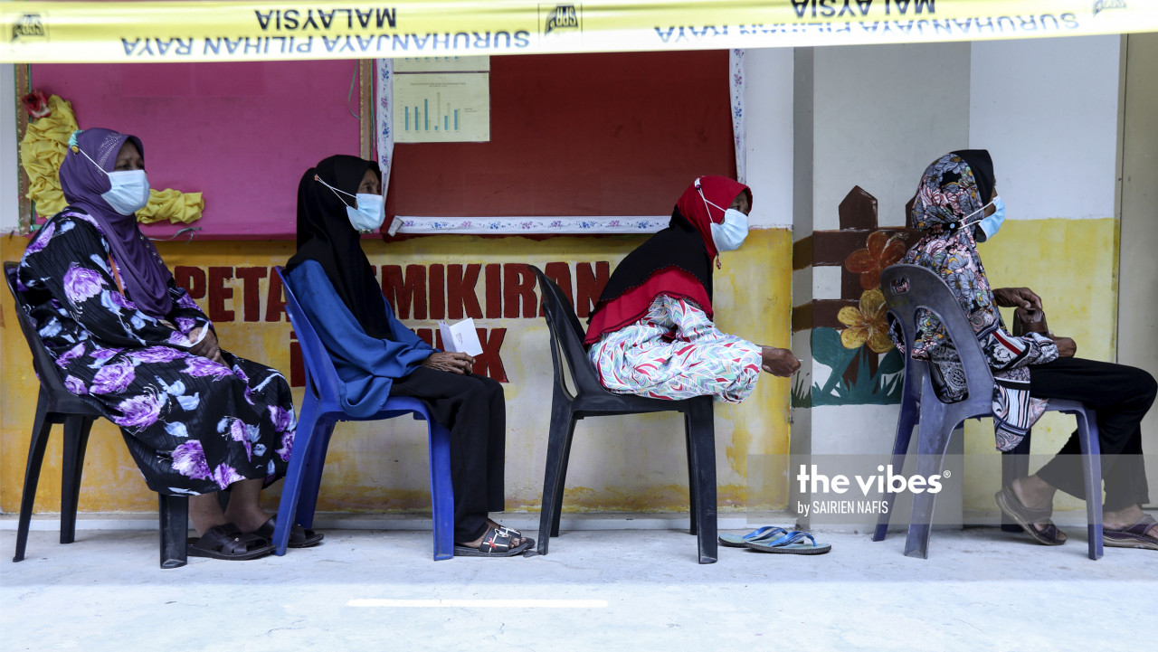 Voters waiting for their turnto cast the vote during Sabah State Election at Sekolah Kebangsaan (SK) Serusup, Tuaran. - SAIRIEN NAFIS/ The Vibes, September 26, 2020.