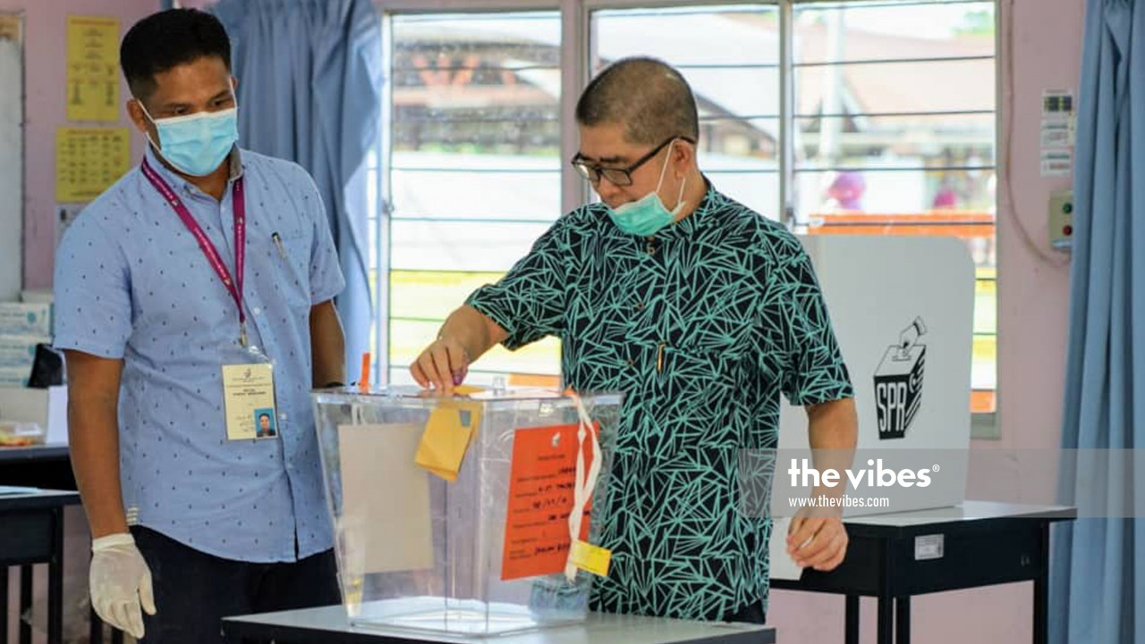 PBS president Datuk Seri Maximus Johnity Ongkili votes in SMK Kota Marudu. – The Vibes pic, September 26, 2020
