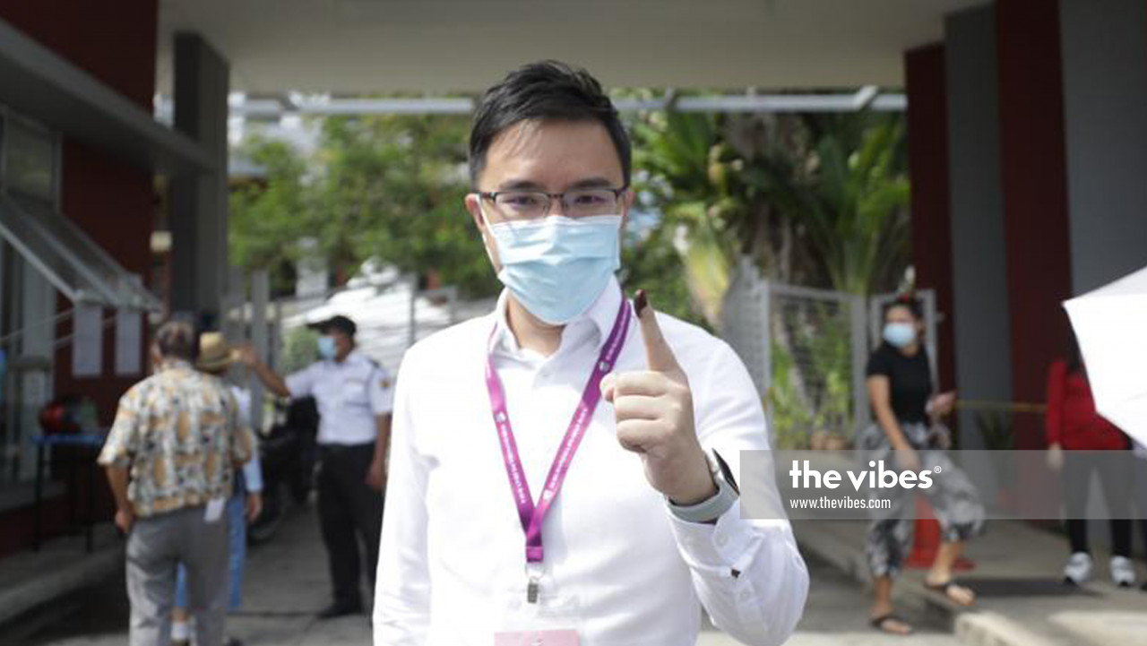 DAP’s candidate for Luyang Ginger Phoong at SM Kota Kinabalu. – The Vibes pic, September 26, 2020