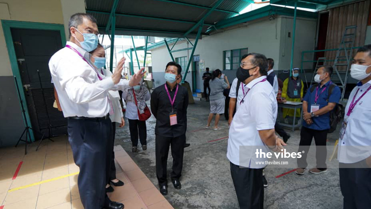PBS’ Datuk Yee Moh Chai at SRJK Chung Hwa with EC chairman Datuk Abdul Ghani Salleh. – The Vibes pic, September 26, 2020