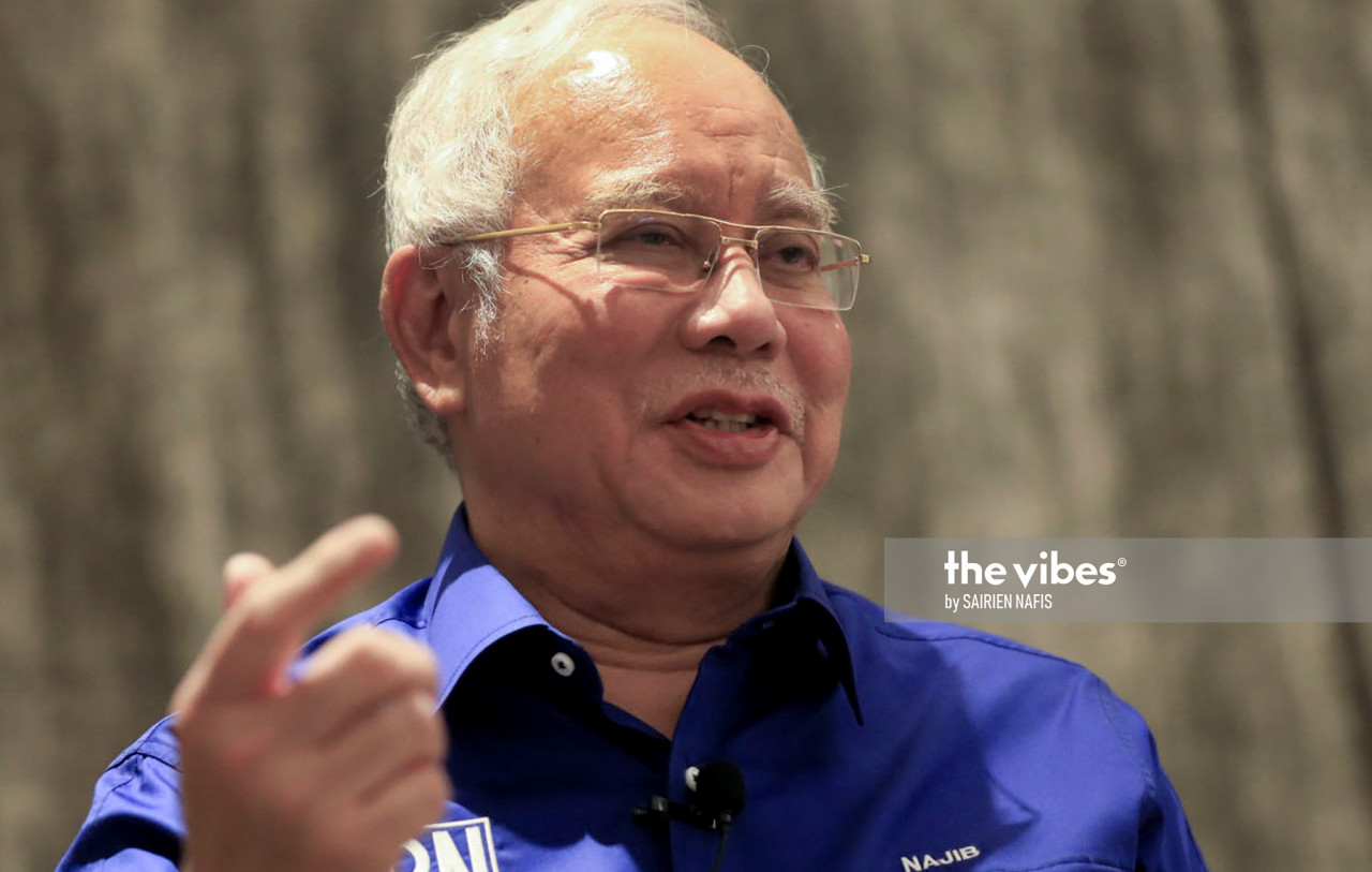 Former prime minister Datuk Seri Najib Razak now enjoys popularity as the anti-hero with his Bossku following, but closer inspection shows his criticism of the government is due to issues he himself created while in office. – SAIRIEN NAFIS/The Vibes pic, May 28, 2021