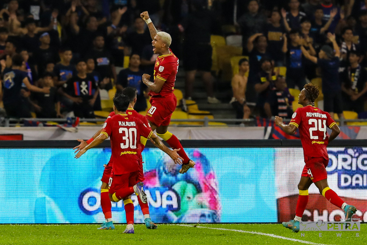 Selangor, who were chasing their 34th Malaysia Cup title, broke the deadlock first in today’s match when Herlison Caion De Souza Ferreira (centre) put the ball past JDT’s keeper Mohd Farizal Marlias from a penalty kick minutes before the end of the first-half. – ALIF OMAR/The Vibes pic, November 26, 2022