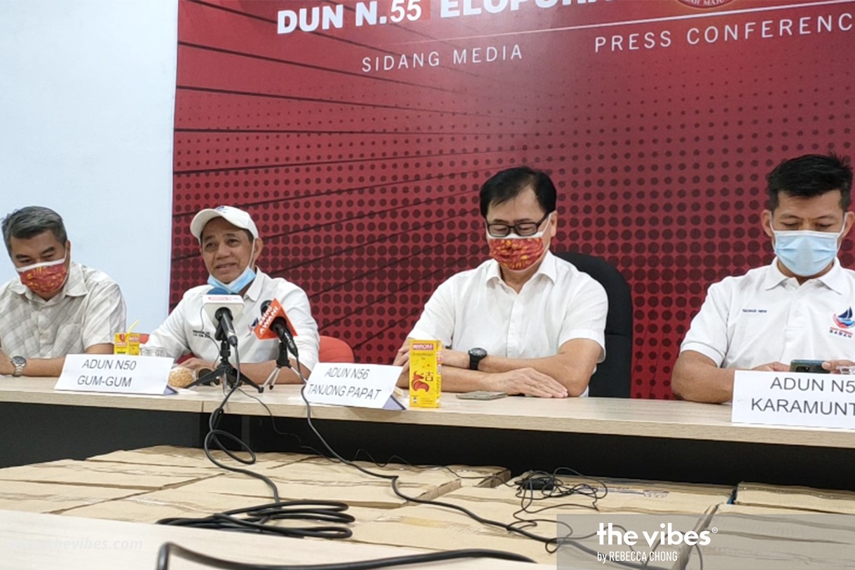 Tg Papat assemblyman Datuk Frankie Poon (second from right), along with several other Sabah opposition representatives, has pledged his undivided support for Warisan president Datuk Seri Mohd Shafie Apdal as state opposition chief. – The Vibes file pic, February 27, 2021