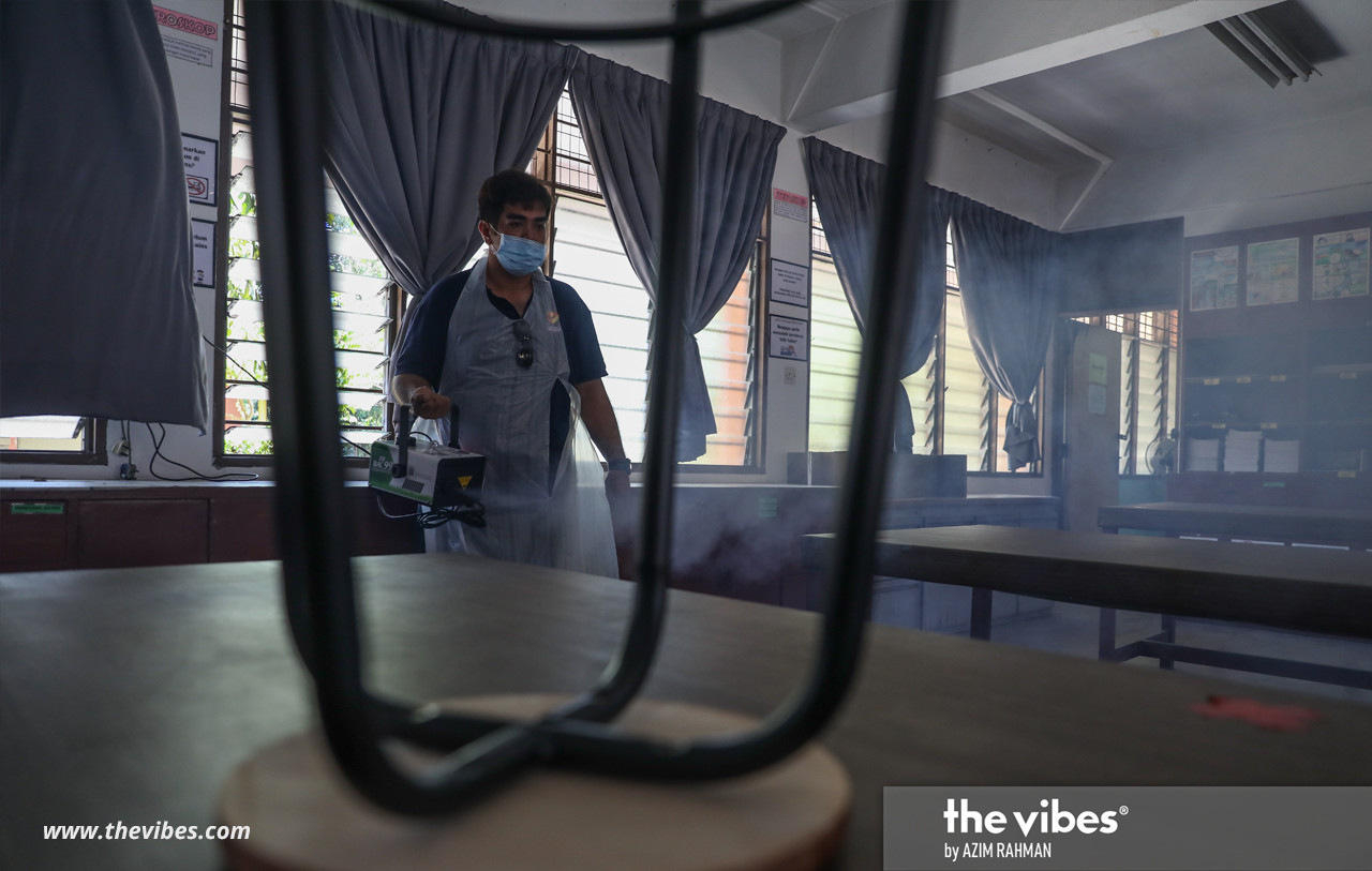 A volunteer fogs a classroom in SK Raja Muda Seksyen 4 Shah Alam. – AZIM RAHMAN/The Vibes pic, February 27, 2021