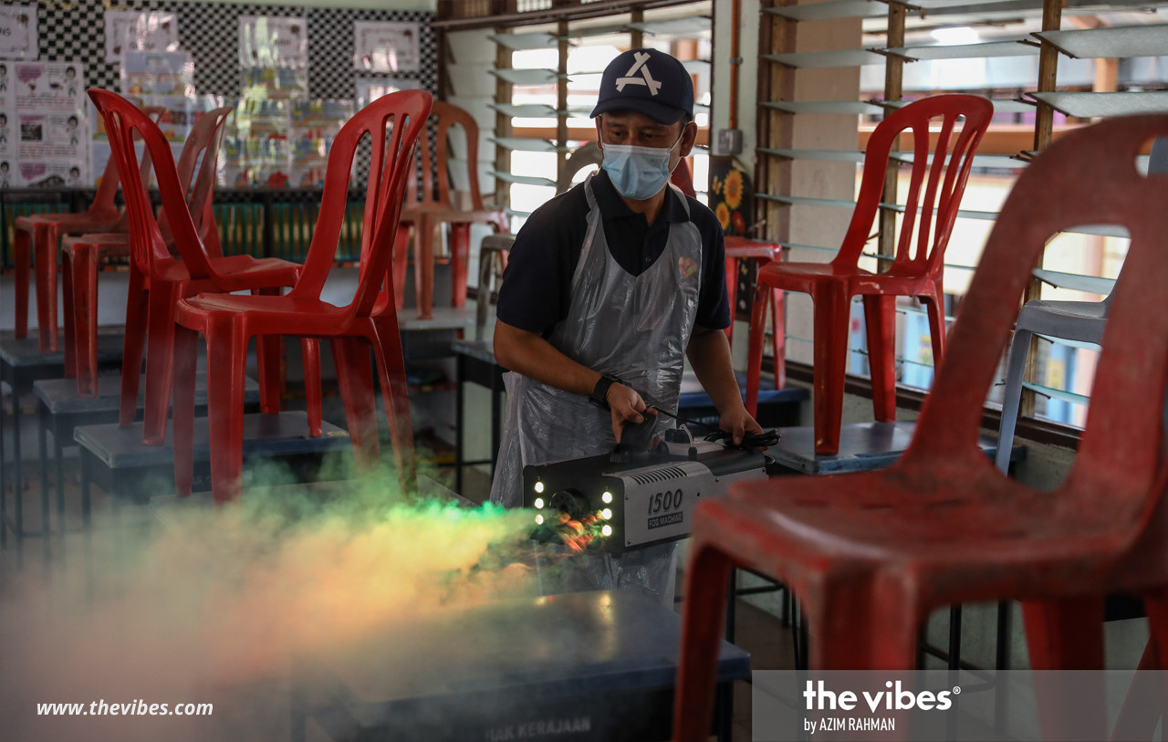 A volunteer fogs a classroom in SK Raja Muda Seksyen 4 Shah Alam today. – AZIM RAHMAN/The Vibes pic, February 27, 2021