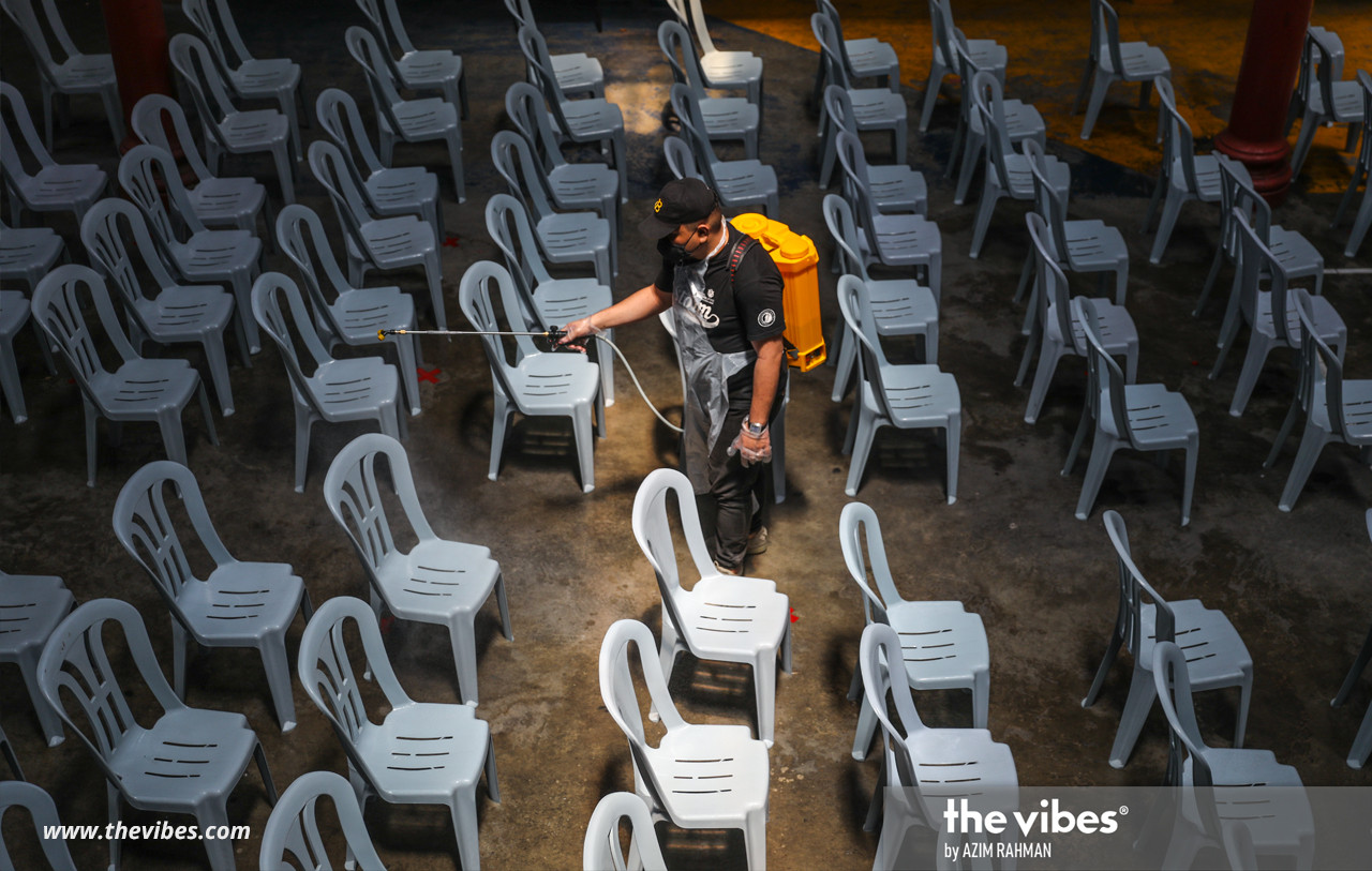 A volunteer fogs a hall in SK Raja Muda Seksyen 4 Shah Alam today. – AZIM RAHMAN/The Vibes pic, February 27, 2021