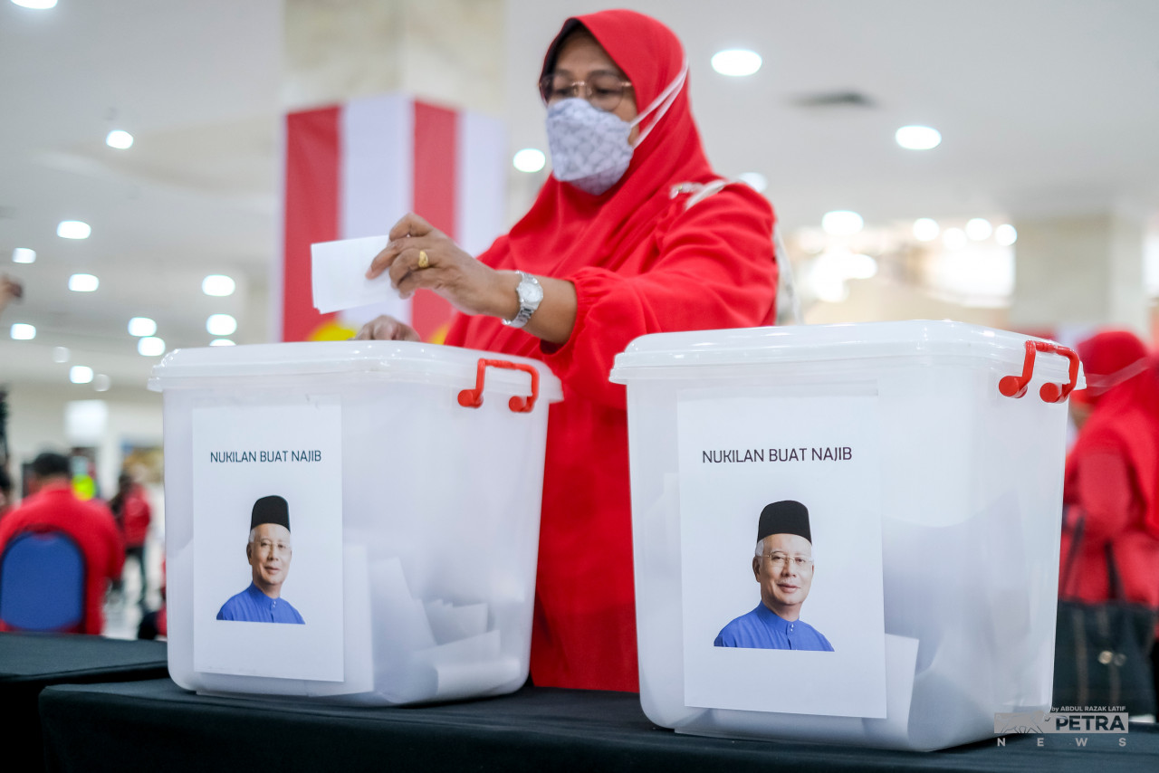 At the World Trade Centre, there is also a section with several boxes for Umno members to leave messages for Datuk Seri Najib Razak, who has begun serving his 12-year jail sentence for the SRC International case. – ABDUL LATIF RAZAK/The Vibes pic, August 27, 2022