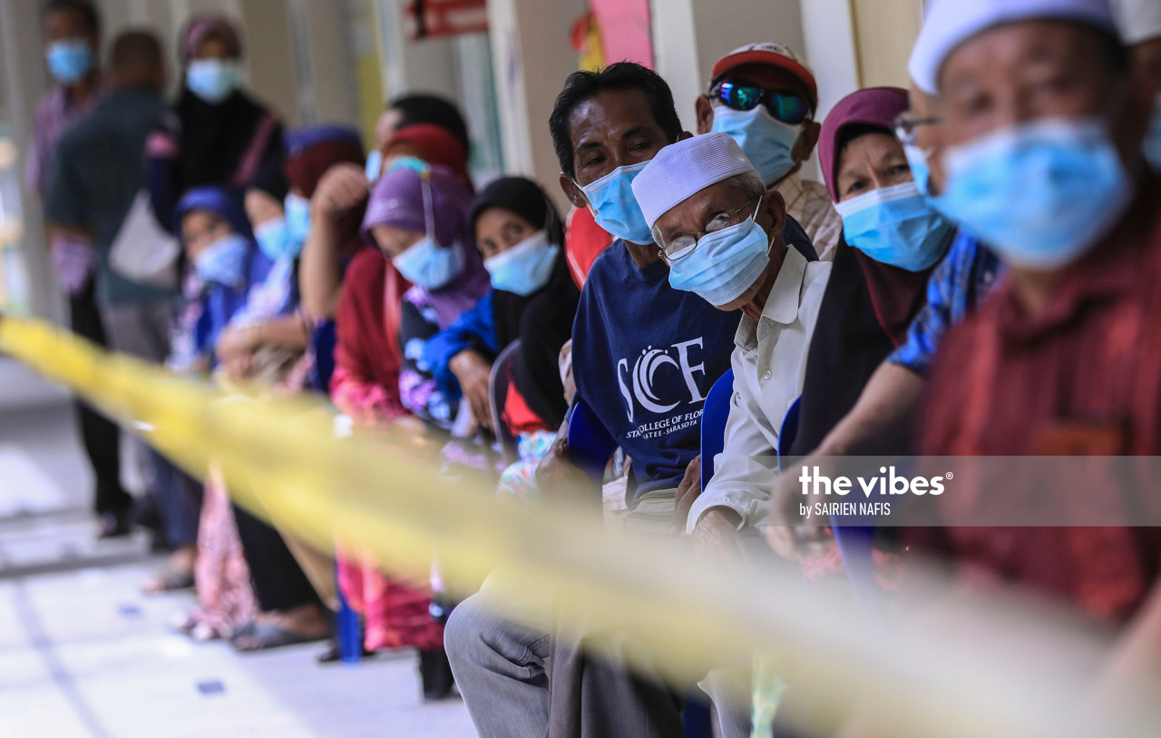 Long que, voters waiting for turn to cast their vote during Sabah State Election at Sekolah Kebangsaan (SK) Serusup, Tuaran. - SAIRIEN NAFIS/ The Vibes, September 26, 2020
