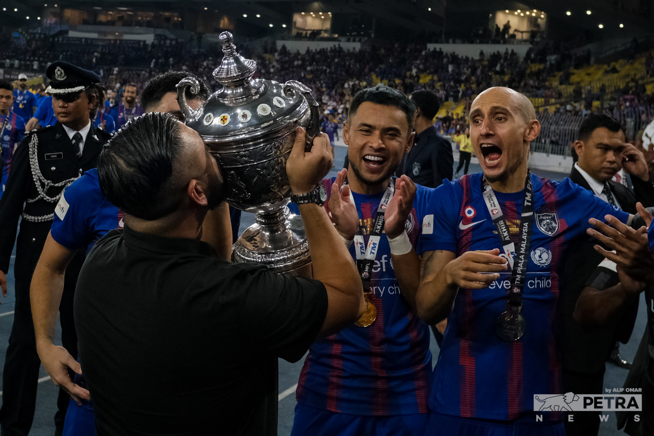 The win here at the Bukit Jalil National Stadium in front of 79,988 fans means that JDT have successfully won the Super League, FA Cup, Sumbangsih Cup, and now the Malaysia Cup in one year. – ALIF OMAR/The Vibes pic, November 26, 2022
