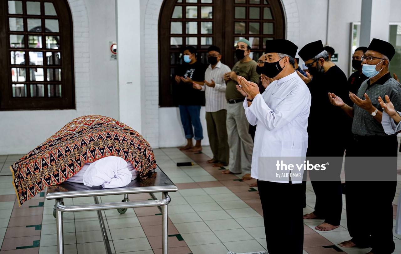 Umno president Datuk Seri Ahmad Zahid Hamidi leads funeral prayers for the late Zakhir Mohamed. – ALIF OMAR/The Vibes pic, December 27, 2020