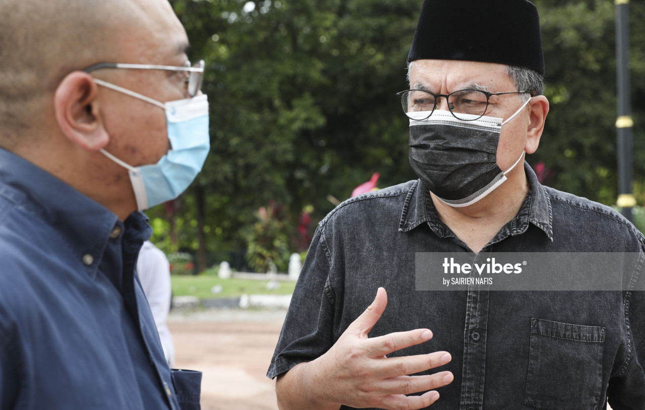 Guests present at Zakhir's funeral included former Media Prima Bhd chairman Tan Sri Johan Jaaffar, among others. – SAIRIEN NAFIS/The Vibes pic, December 27, 2020