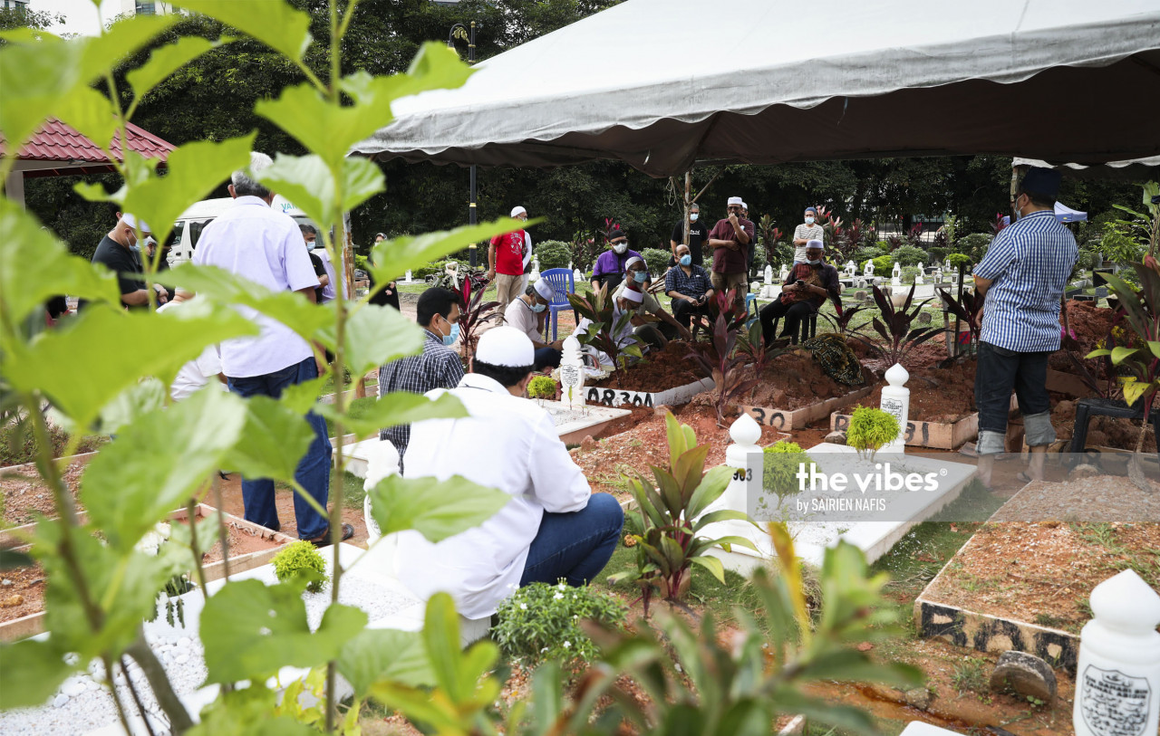 Petra News director Zakhir Mohamed was laid to rest today at the Bukit Kiara Mulim cemetery, after Asar prayers. – SAIRIEN NAFIS/The Vibes pic, December 27, 2020