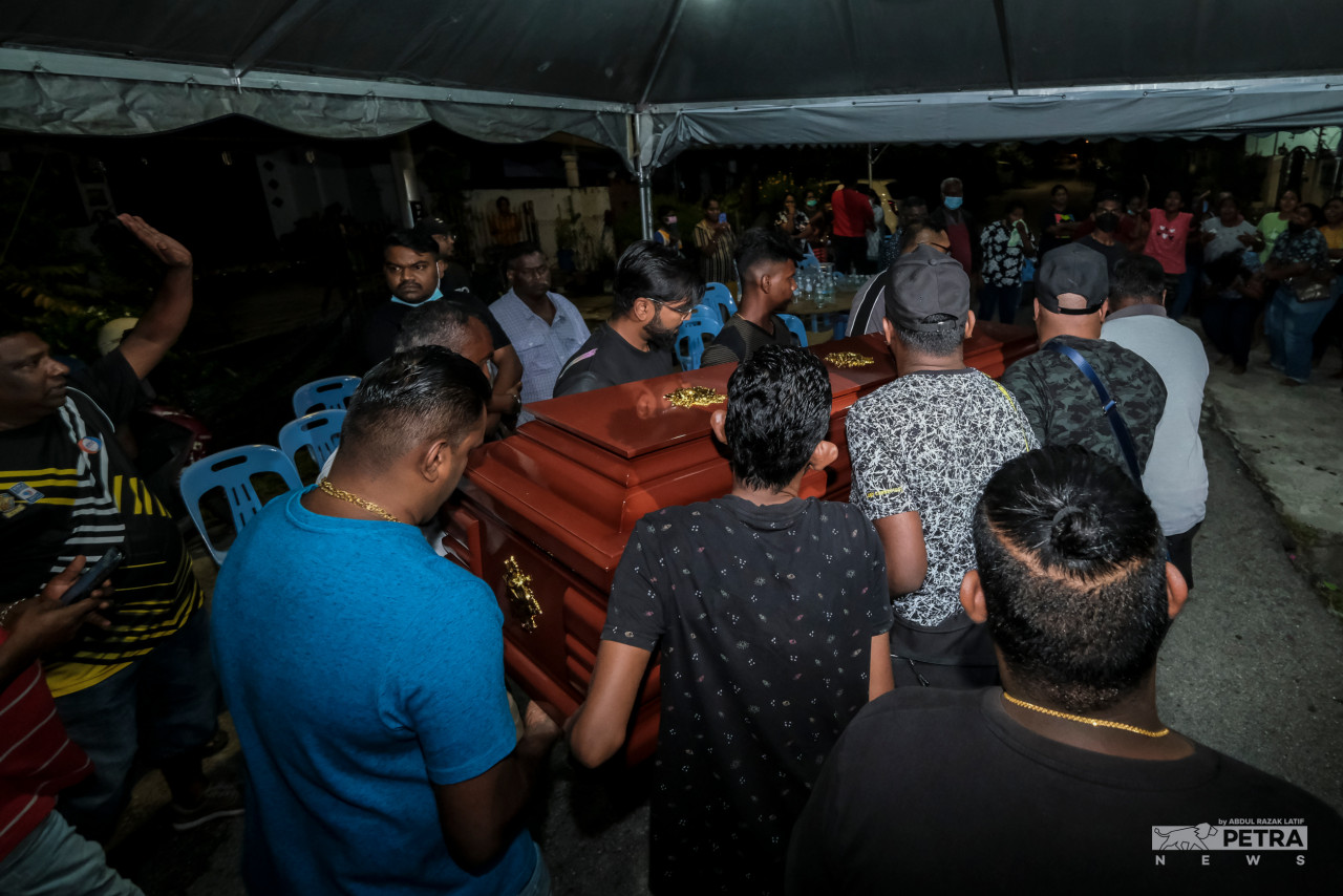 Nagaenthran Dharmalingam’s family and friends could not hold back their tears as his coffin was brought out of a white hearse that arrived here from Singapore at midnight. – ABDUL RAZAK LATIF/The Vibes pic, April 28, 2022