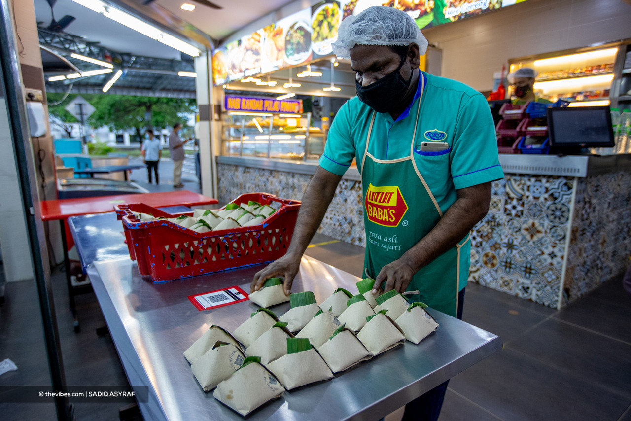 Under phase one of the transition towards the endemic phase of the Covid-19 pandemic announced by Prime Minister Datuk Seri Ismail Sabri Yaakob, starting April 1, the public will be able to dine out past midnight, and 24-hour convenience stores can open as normal. – The Vibes file pic, March 12, 2022