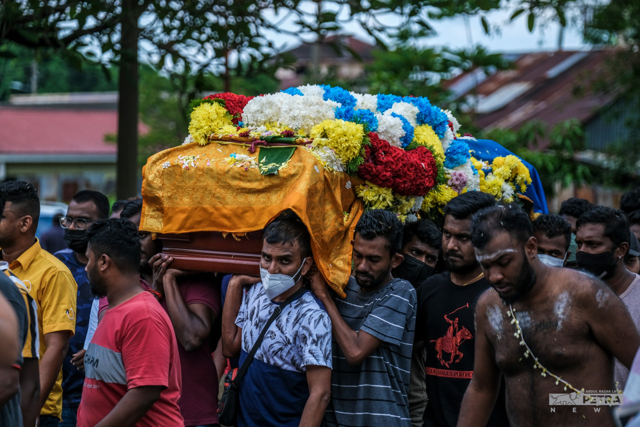 Pallbearers carry Nagaenthran’s coffin as part of the procession leading up to his cremation at the Buntong crematorium. – ABD RAZAK LATIF/The Vibes pic, April 29, 2022